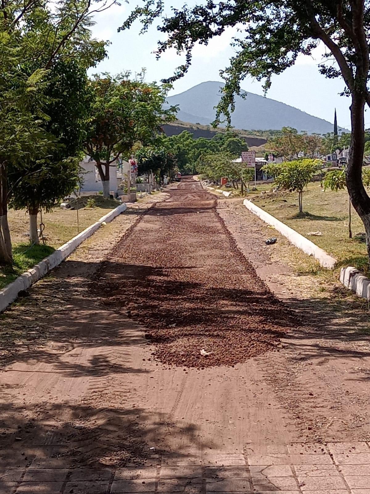 Listos los panteones de Jacona para recibir a los familiares de los difuntos