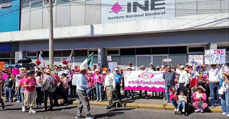 Zamoranos marchan a favor del INE