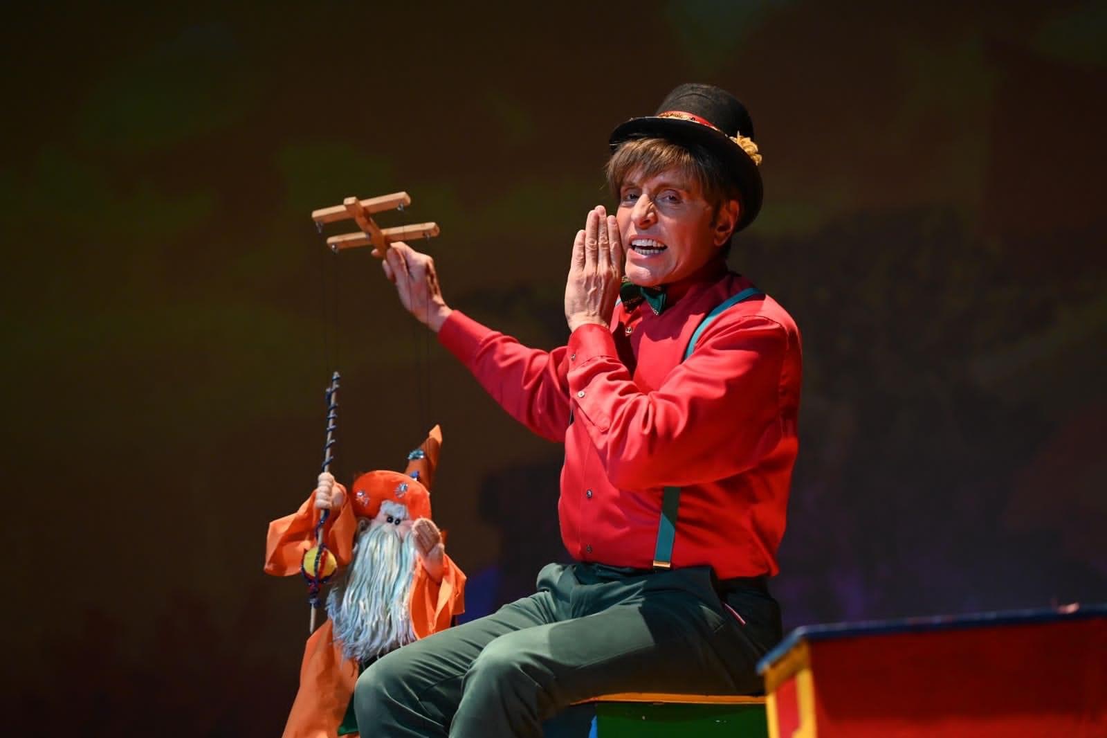 Primer actor Mario Iván Martínez presentó musical de Cri -Cri a niños zamoranos