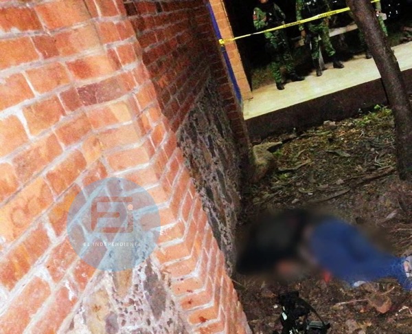 Delincuentes armados se enfrentan contra soldados en Tangamandapio; hay un muerto y un herido