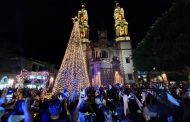 Carlos Soto pone en marcha encendido de majestuoso Árbol Navideño Zamora 2022