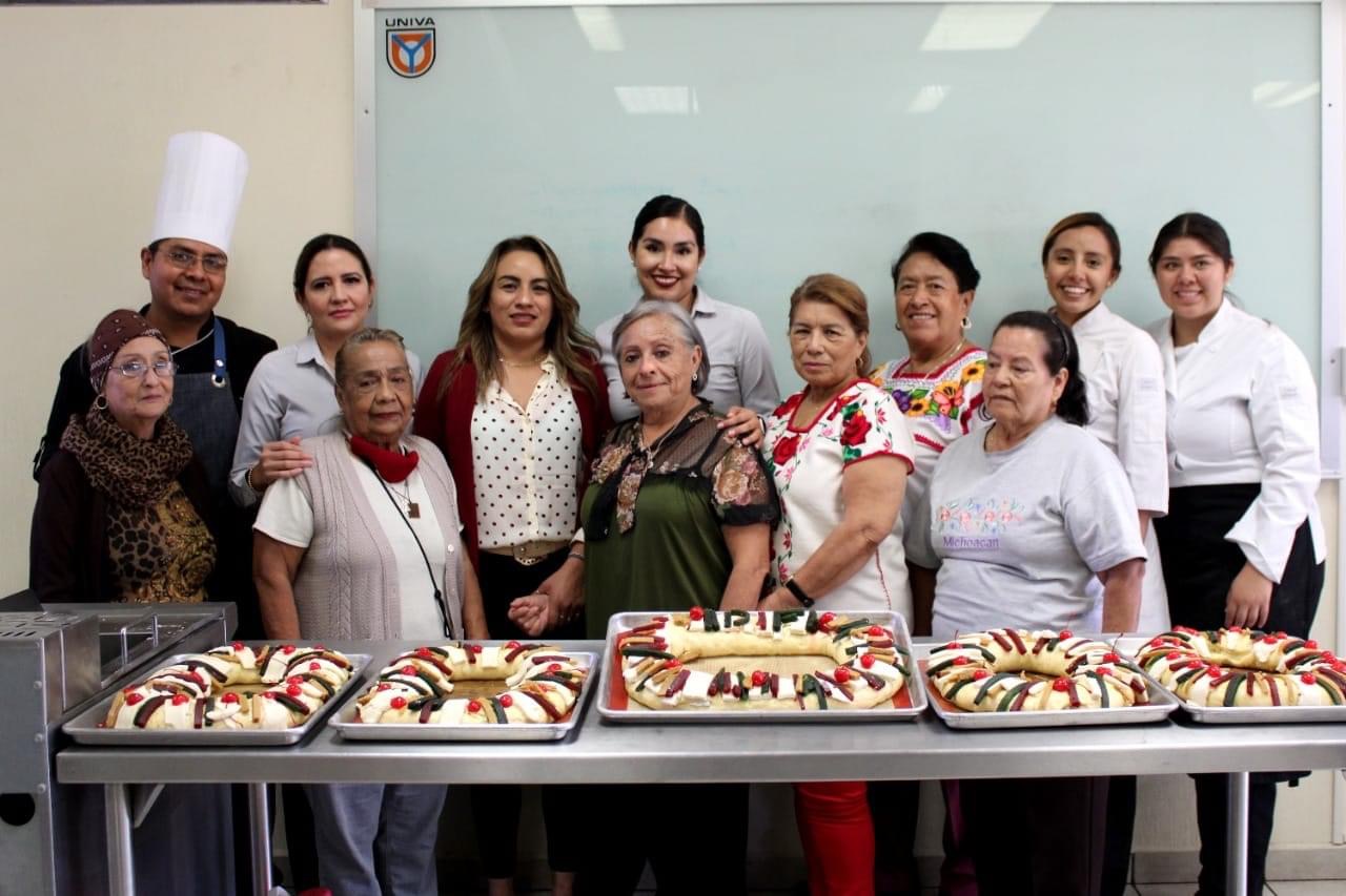 Club del Adulto Mayor del DIF Jacona elabora Rosca de Reyes
