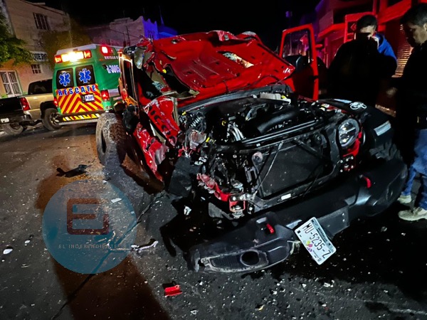 Grave tras chocar su camioneta contra dos postes de CFE, en Zamora