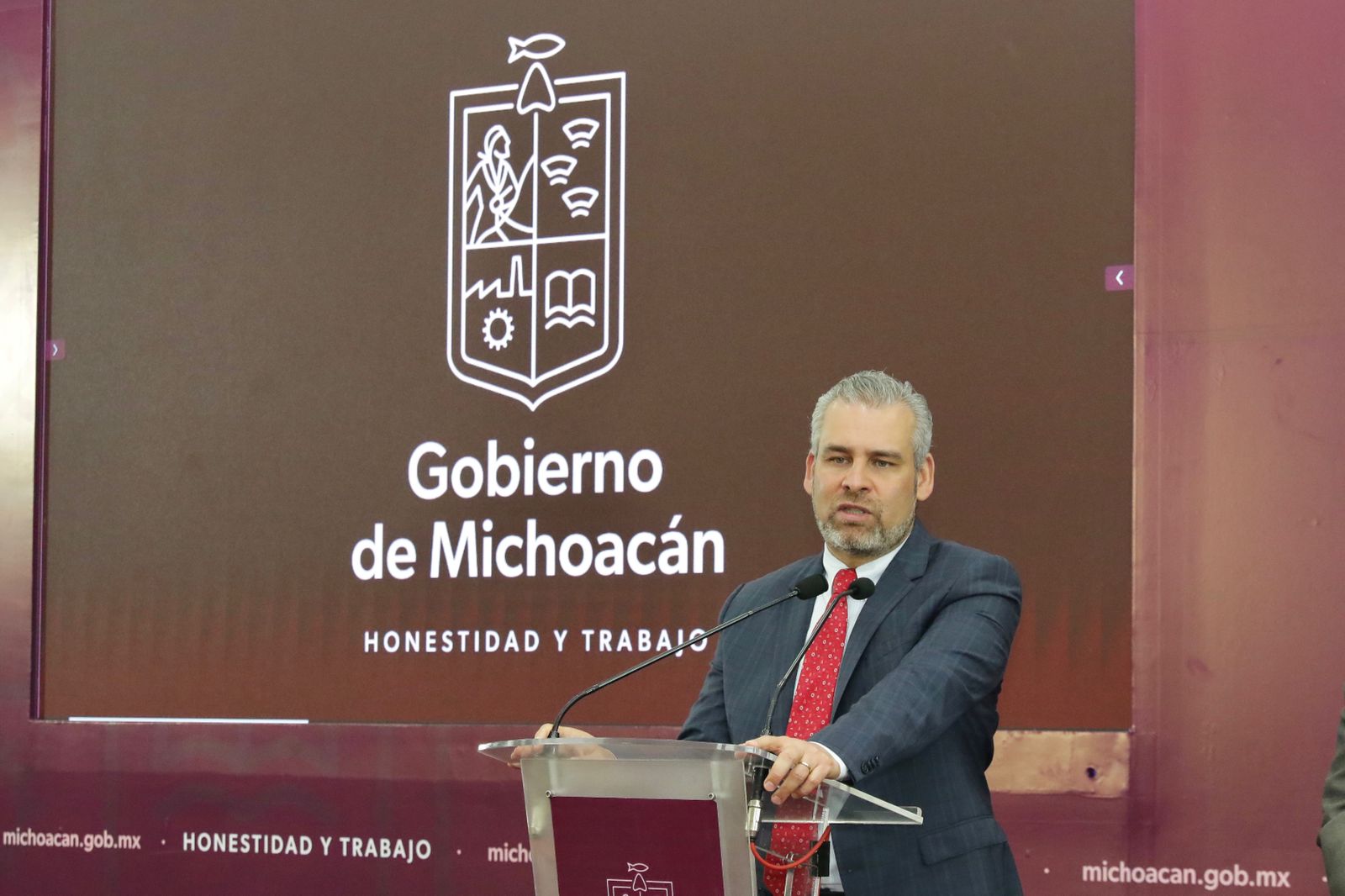 *Asumirá Gobierno de Michoacán 100% costo de maquinaria otorgada a 78 municipios*