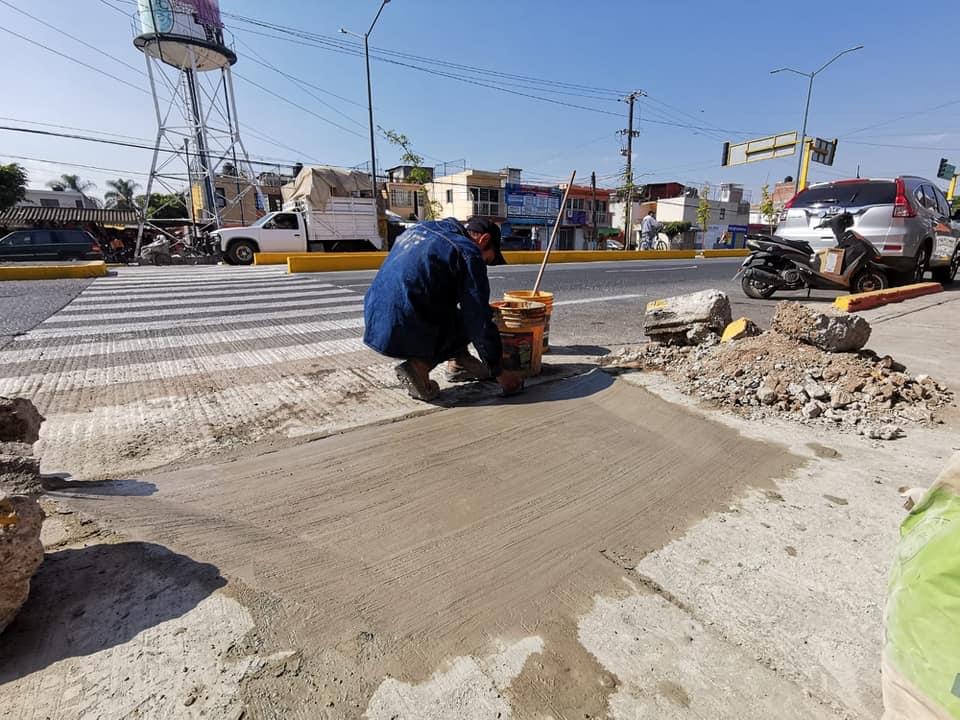 Construyen rampas para personas con discapacidad en Avenida Juárez Poniente