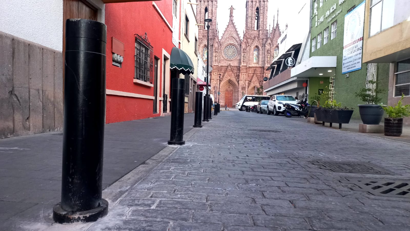 Colocan bolardos en diversos puntos de la ciudad para el resguardo peatonal