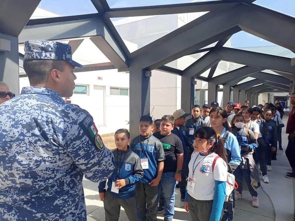 El Dr. David Melgoza Montañez gestiona visita para alumnos de primaria al colegio del aire en Zapopan, Jalisco