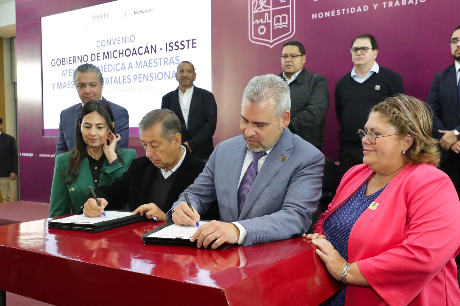 Gobierno de Michoacán firma convenio con ISSSTE para dar atención médica a docentes pensionados