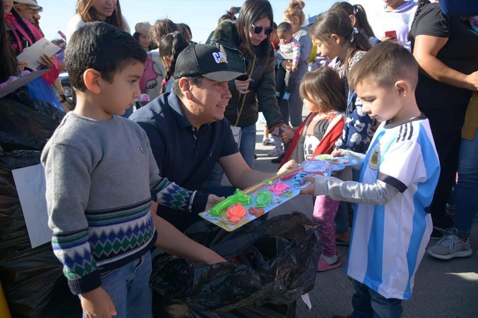 Gobierno municipal y DIF La Piedad obsequian sonrisas en Día de Reyes