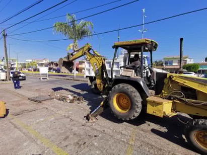 Reparan hundimiento y colapso de drenaje en lateral sur de Avenida Juárez