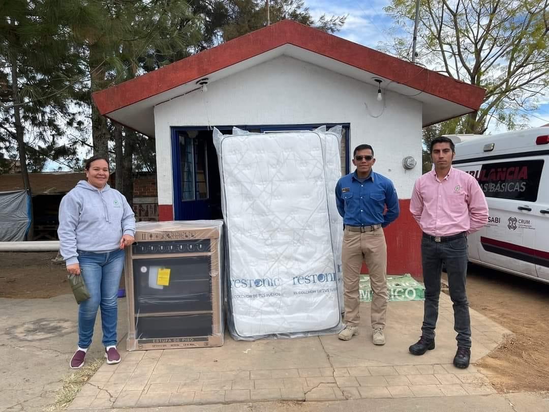 Donan material del hogar a la base de protección civil y bomberos Tangancícuaro