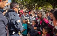 Infantes interesados por conocer el equipo de herramientas de protección civil y bomberos