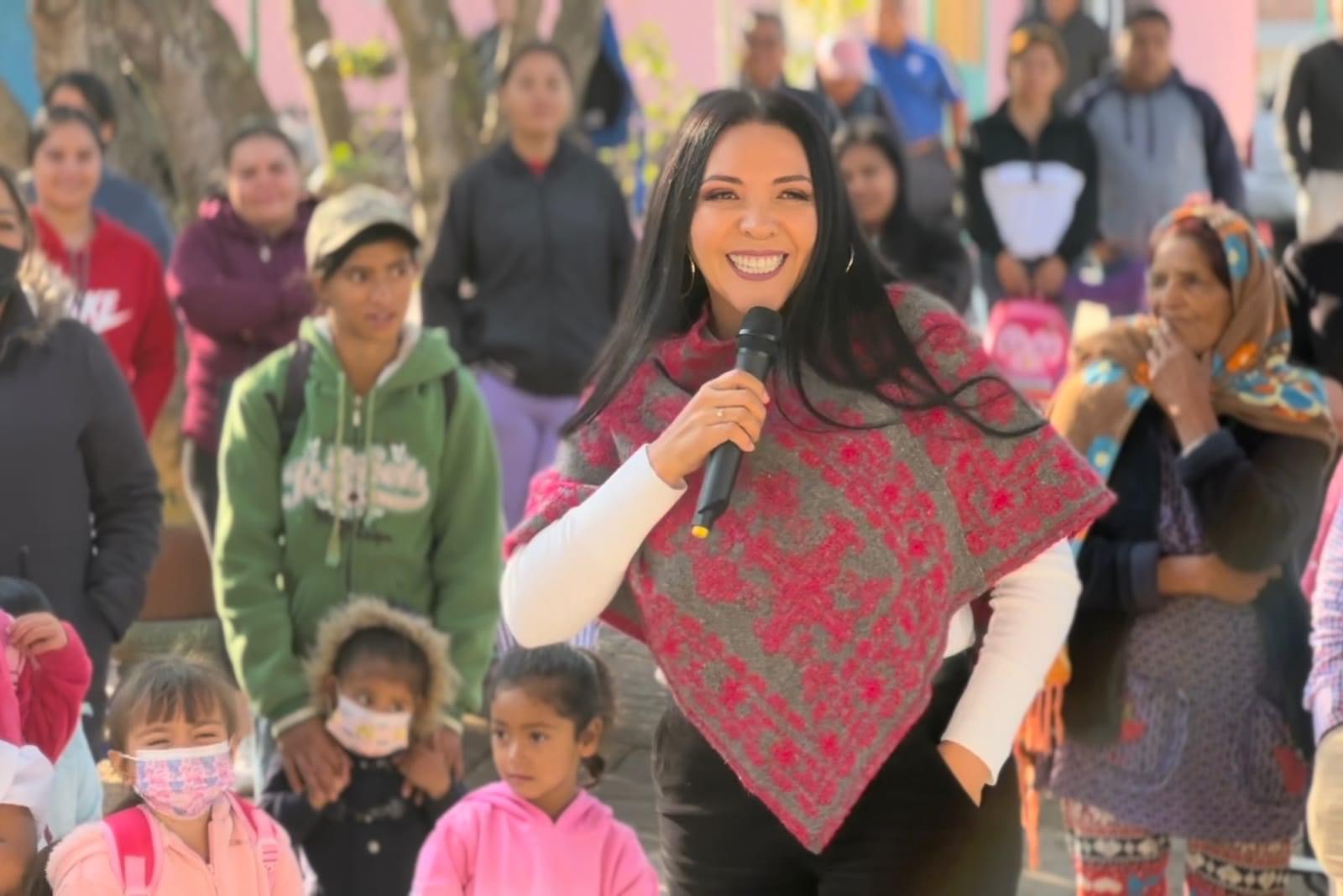 Adriana Campos continúa apoyando a más escuelas