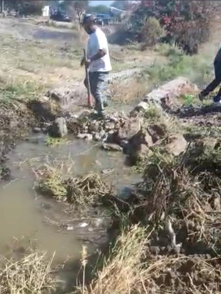 Por ambición propia, bloquean canal en Ario y perjudican a vecinos de zona poniente