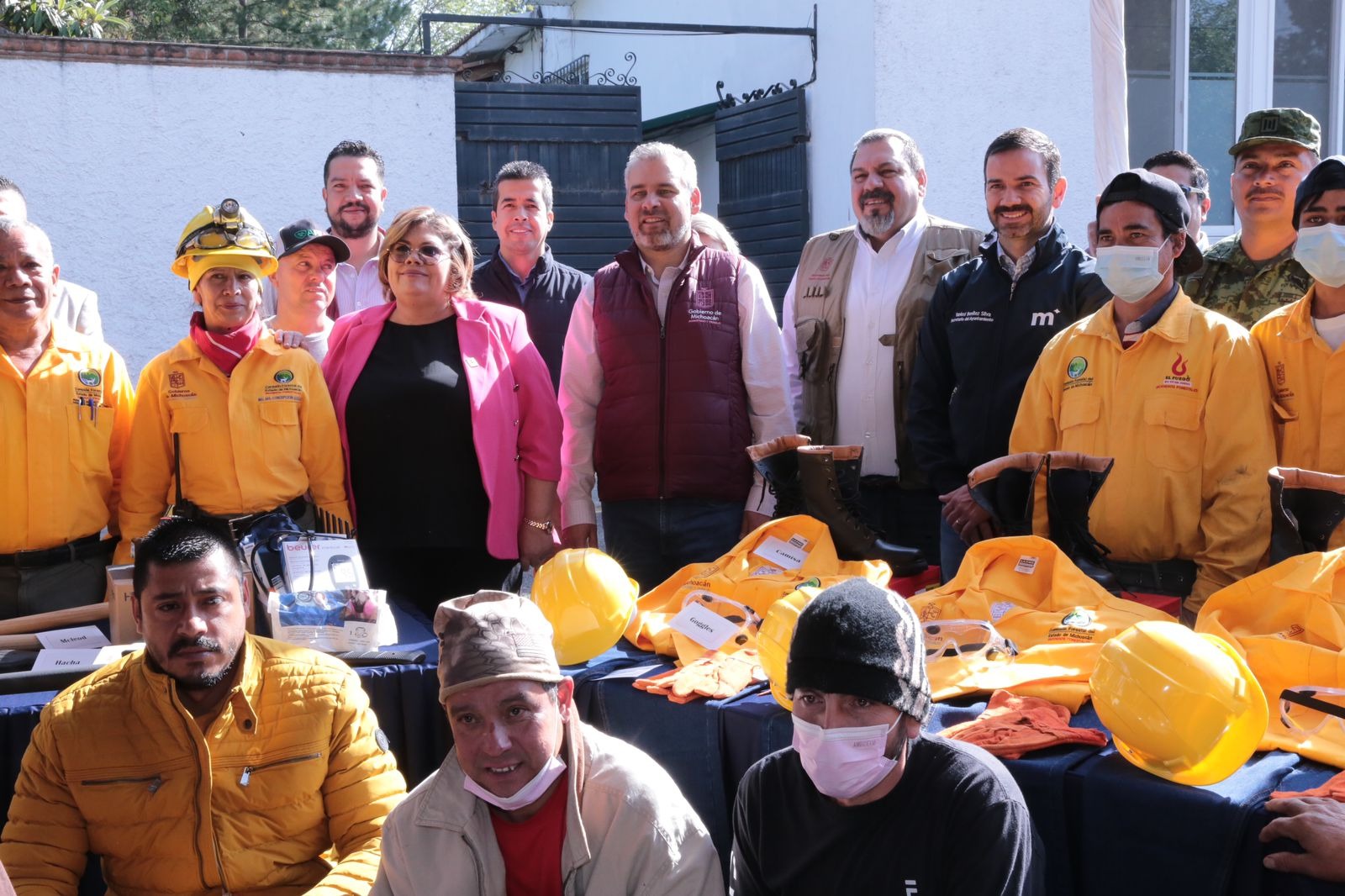 *Brigadistas no estarán solos en combate contra incendios: Bedolla*