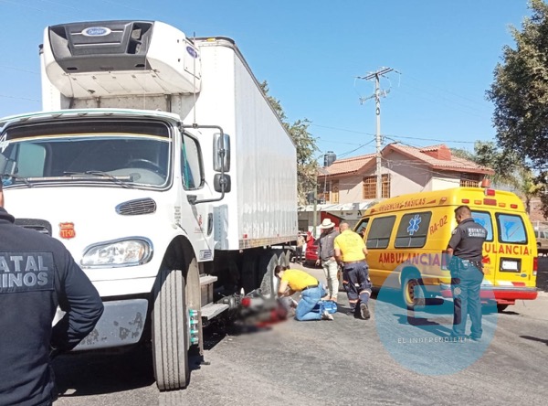 Dos jóvenes motociclistas pierden la vida tras chocar contra un camión de carga, en La Rinconada