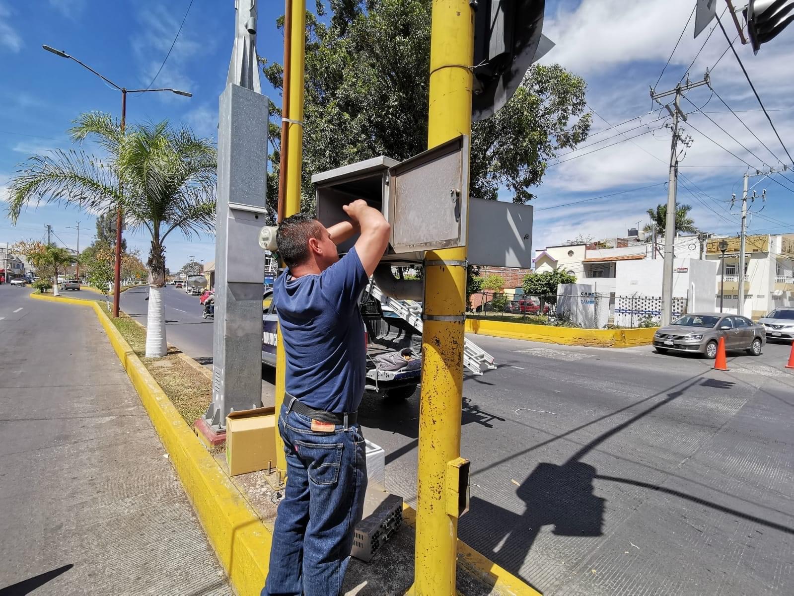 Repararon falla del semáforo de Ferrocarril y Camino al Jericó; presentaba problemas