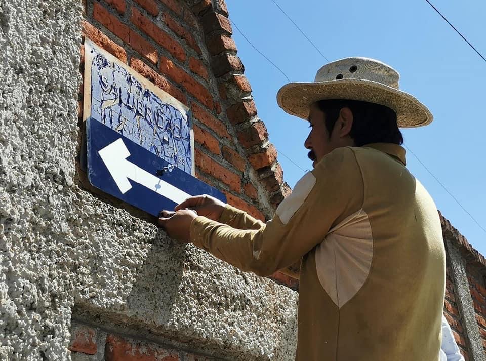 Colocan señalética y balizan en la calle Salubridad