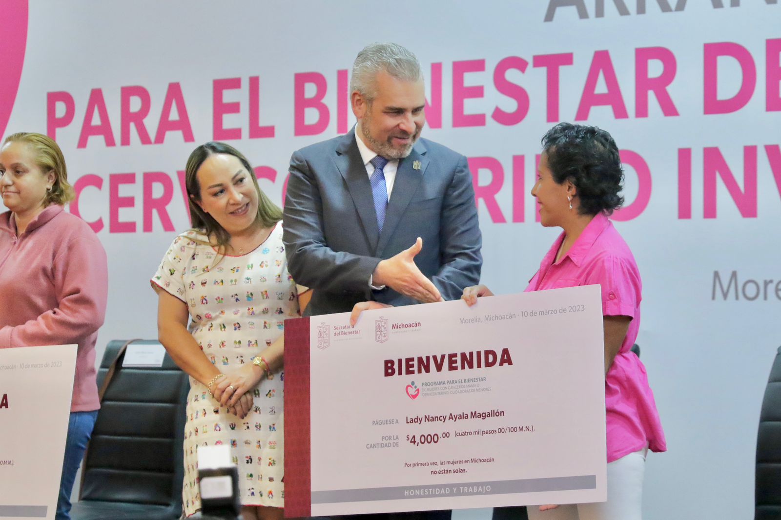 Bedolla entrega apoyos a mujeres que padecen cáncer; “no están solas”, alienta el gobernador