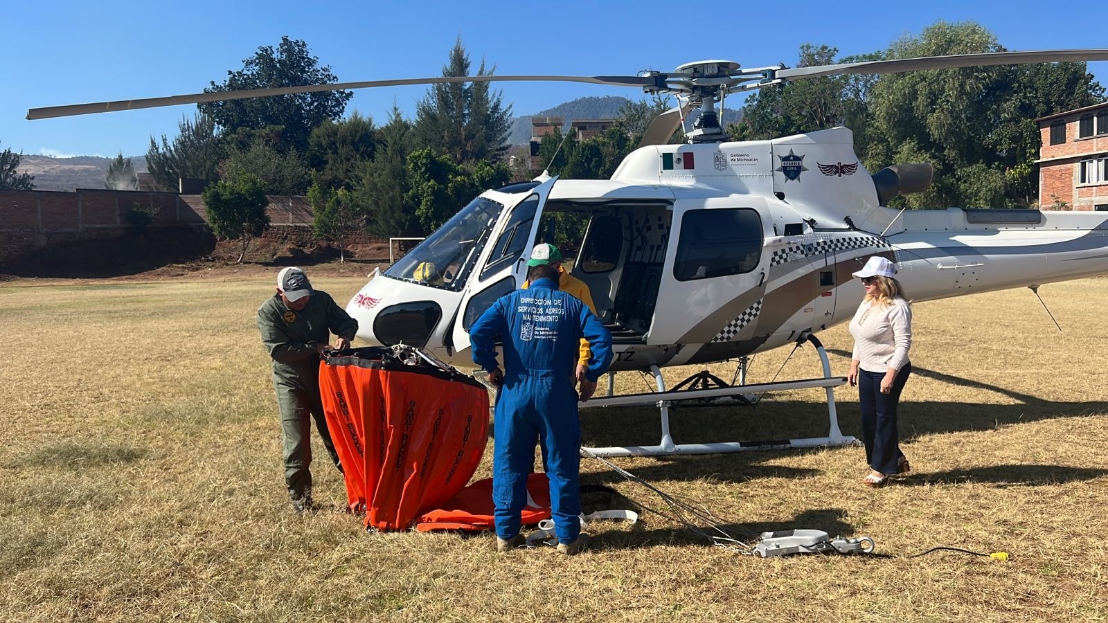 *Gobierno de Michoacán envía helicóptero para atender incendio forestal en Cotija*