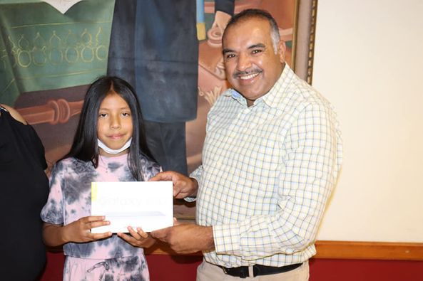 Isidoro Mosqueda motivó a alumna destacada de Jacona