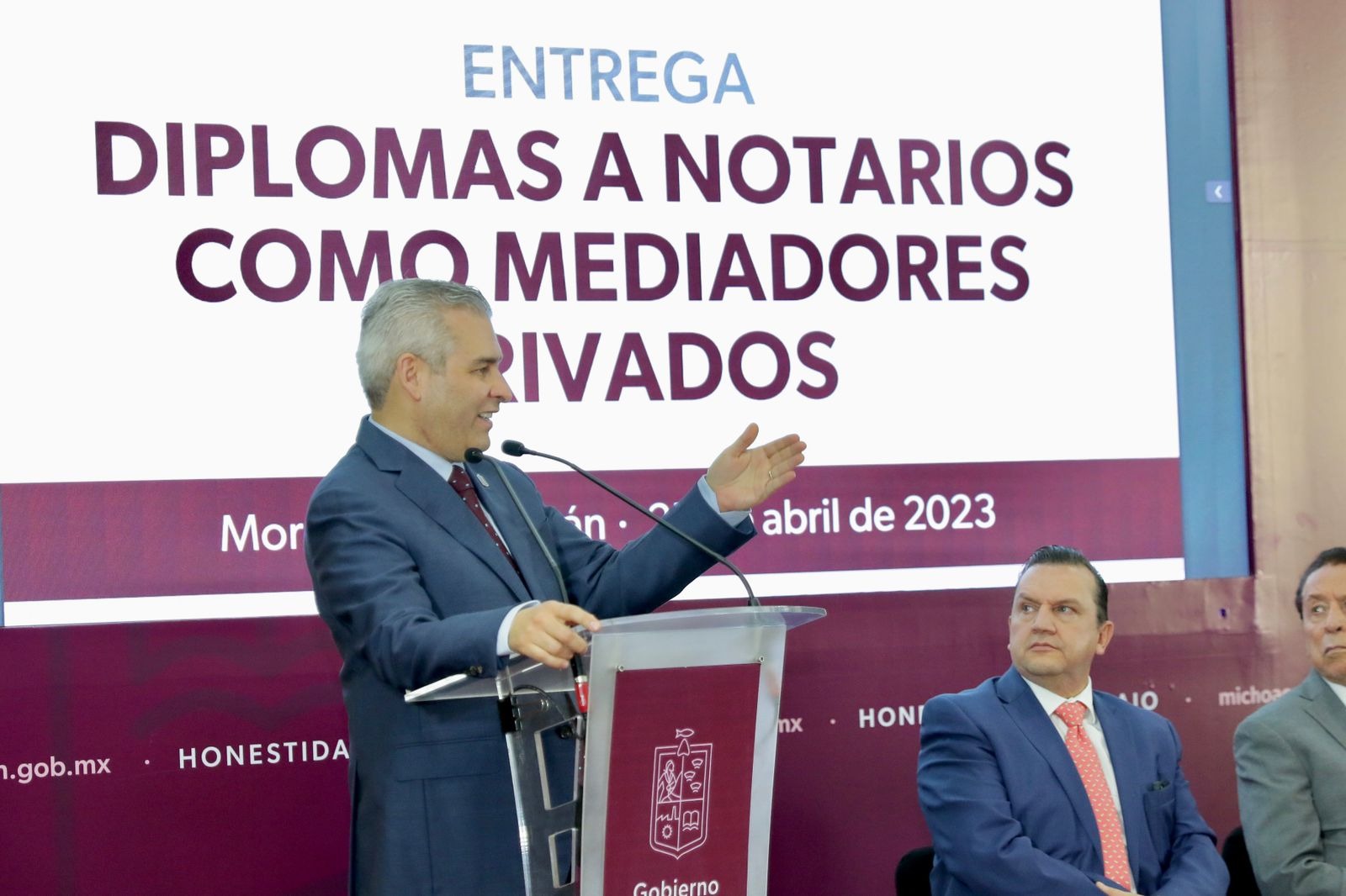 Entrega Bedolla certificación a Notarios como conciliadores