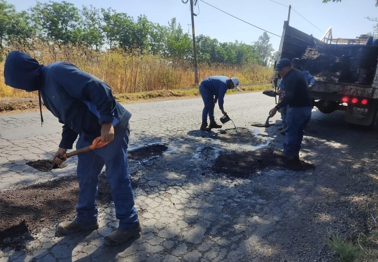 Brindan mantenimiento a carretera de Ario de Rayón