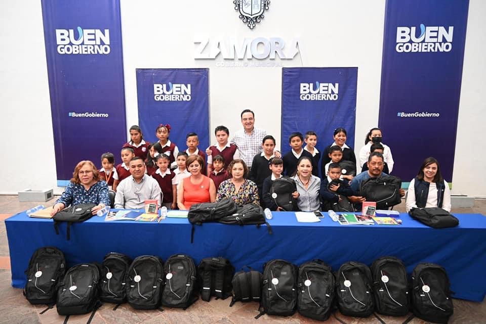 Entregaron kits escolares a alumnos de primarias indígenas “Tariacuri” y “Tanganxoan”