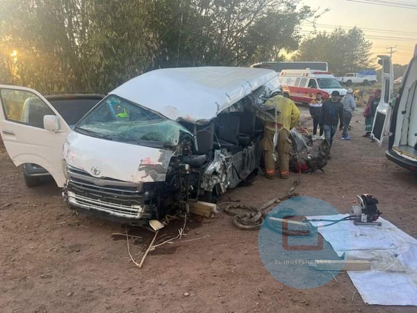 Dos mujeres sin vida y 6 lesionados, tras choque entre combi y camioneta en Tangancícuaro