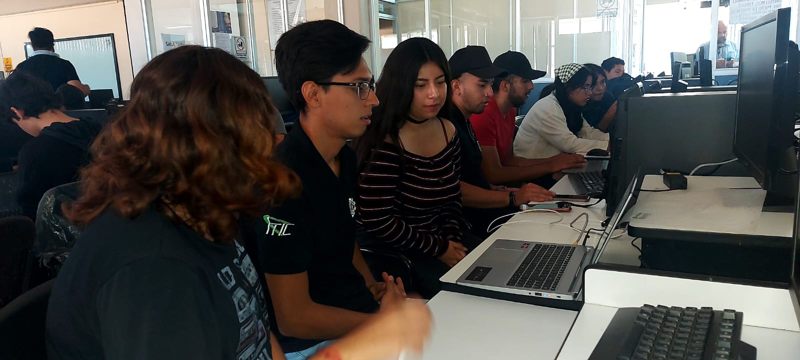 Alumnos del Tec Zamora se preparan para el Compu Cloud University 2023