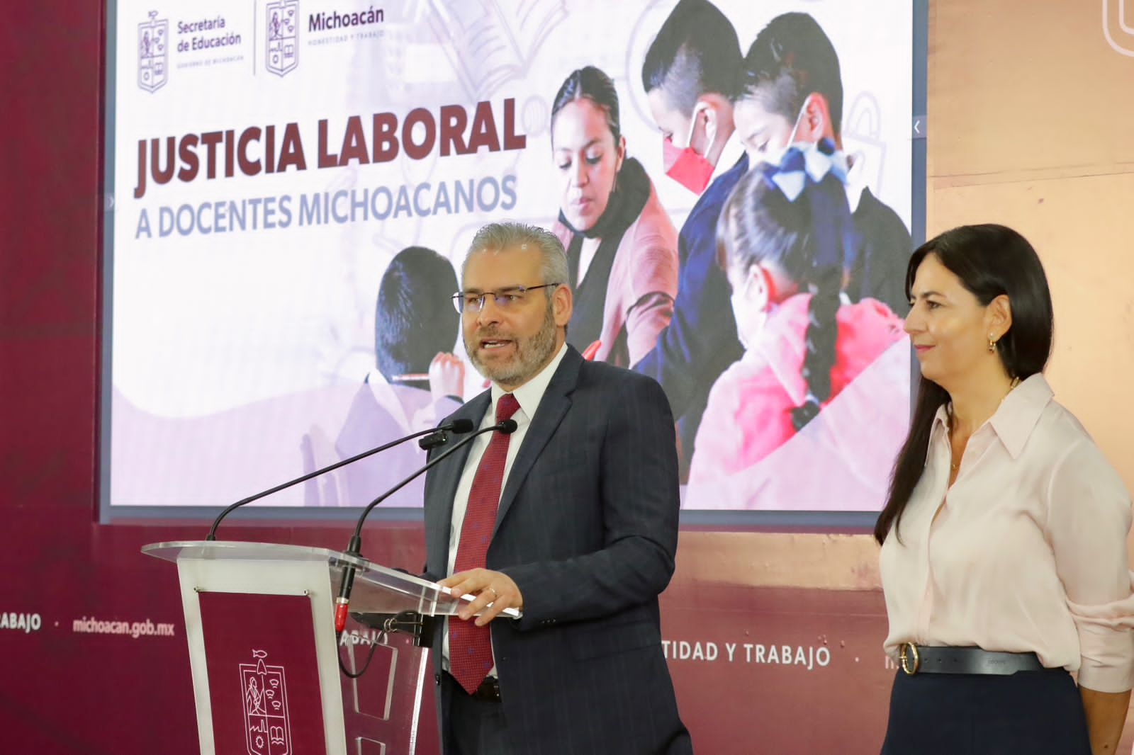 Sin intermediarios, Bedolla otorgará base a más de 7 mil docentes