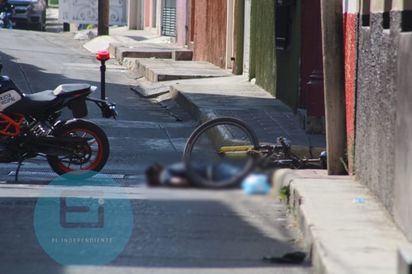 Ciclista muere de forma inmediata, al chocar contra una camioneta en Jacona