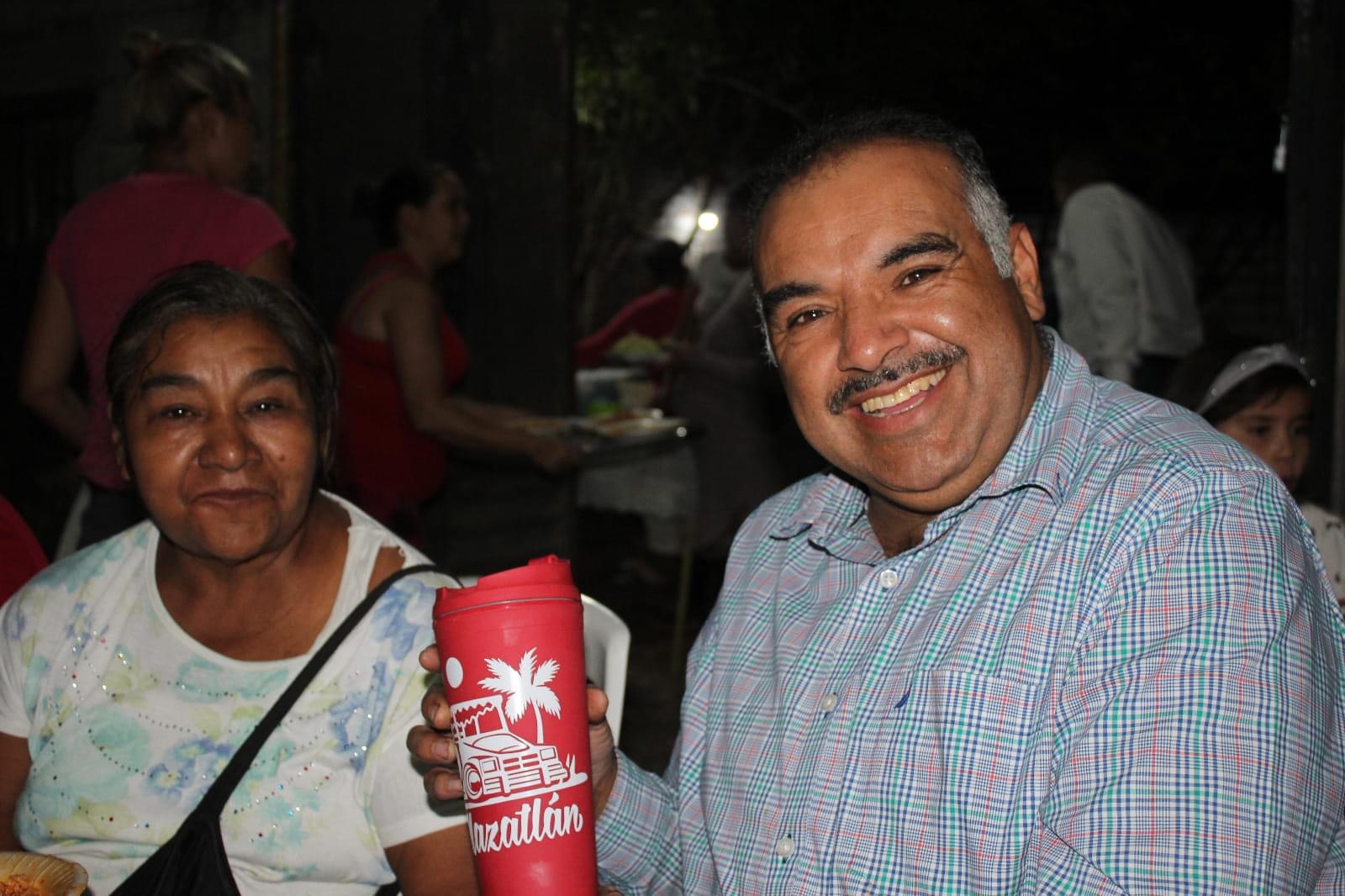 ¡Cumple Isidoro Mosqueda con vecinos de la colonia El Paraíso!