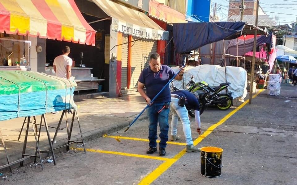 Oficialía Mayor despeja espacios peatonales en calles aledañas del Mercado Hidalgo