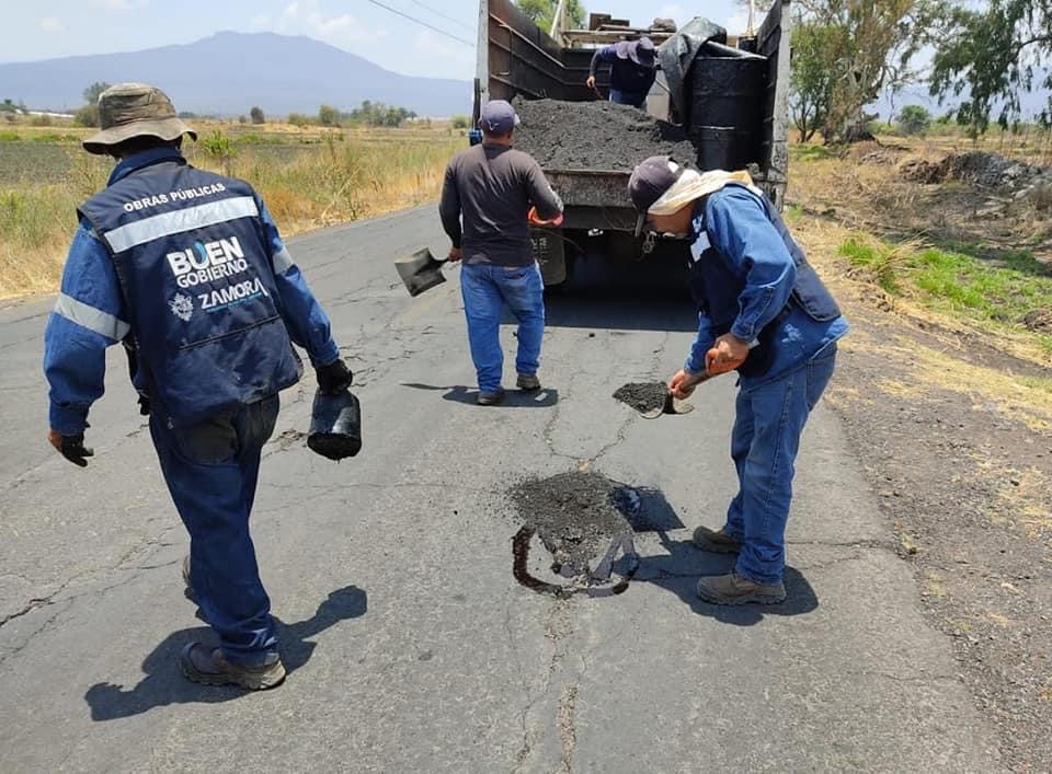 Brindan mantenimiento a carretera de acceso a Atacheo de Regalado