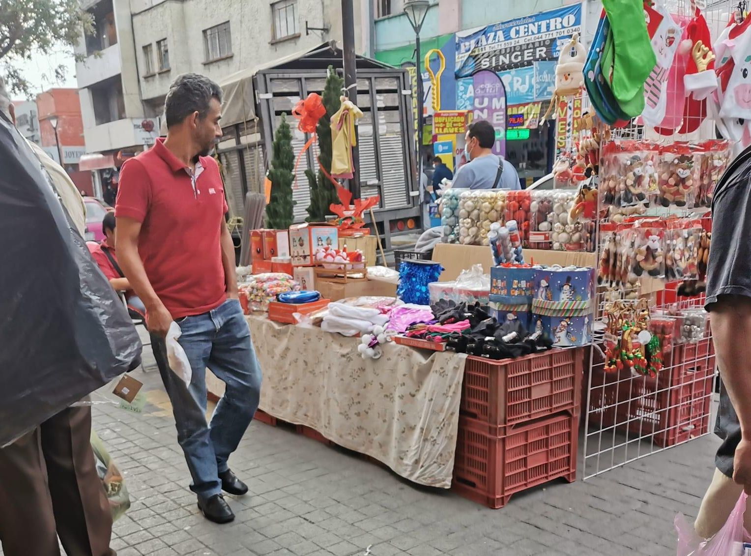 Logran controlar crecimiento de ambulantes en zonas aledañas a Mercados