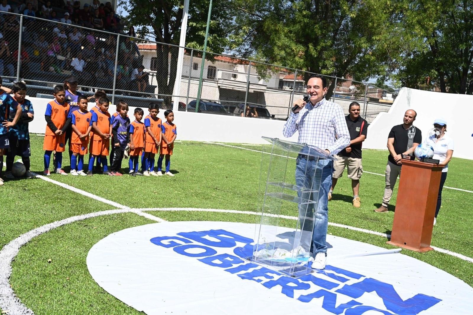 Carlos Soto inauguró rehabilitación de cancha de fútbol rápido