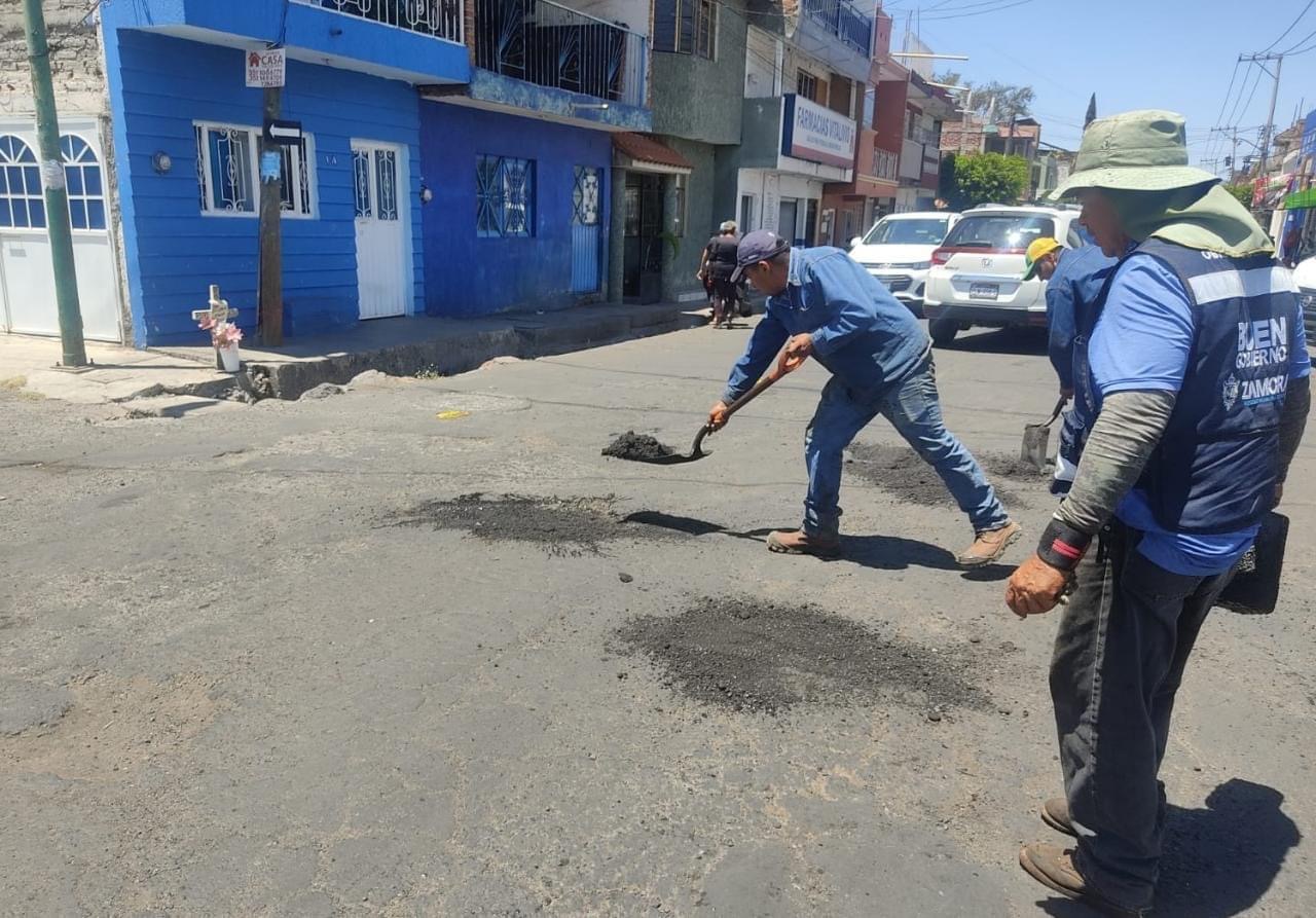 Brindan mantenimiento a varias vialidades del municipio