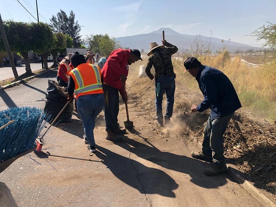 Realizan jornada de limpieza en la calle del Vergel