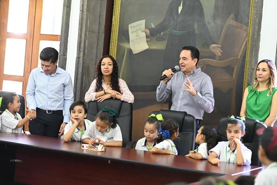 Alumnos del CreSer visitaron al presidente Carlos Soto