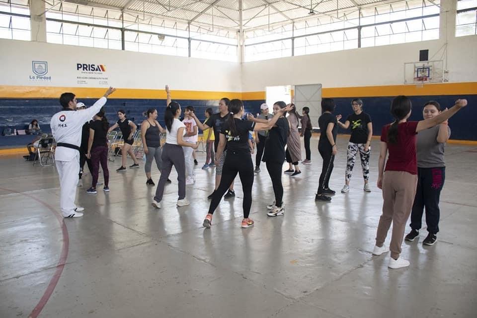 Culmina taller de defensa personal para mujeres