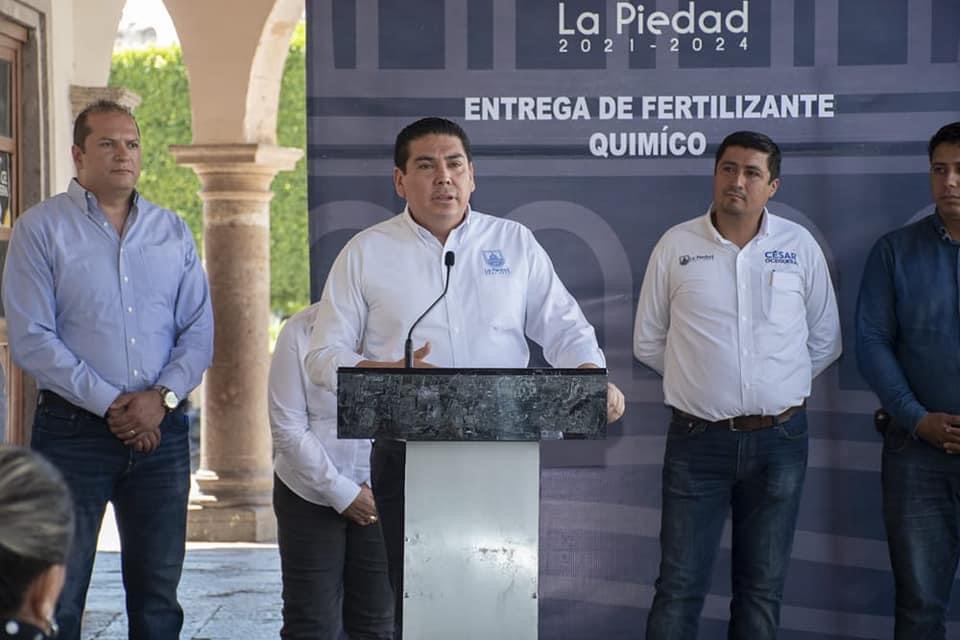 Se favorece al campo local con fertilizante de alta calidad