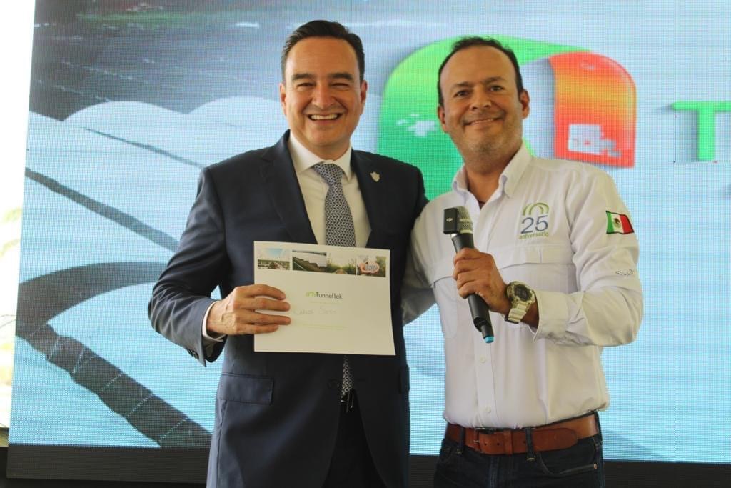 Empresa Tunneltek entregó reconocimiento al presidente Carlos Soto por su valioso apoyo a la agroindustria alimentaria de Zamora