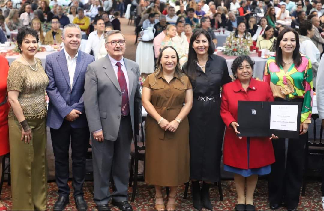 Reconoce SEE a 455 docentes que dedicaron su vida a la educación