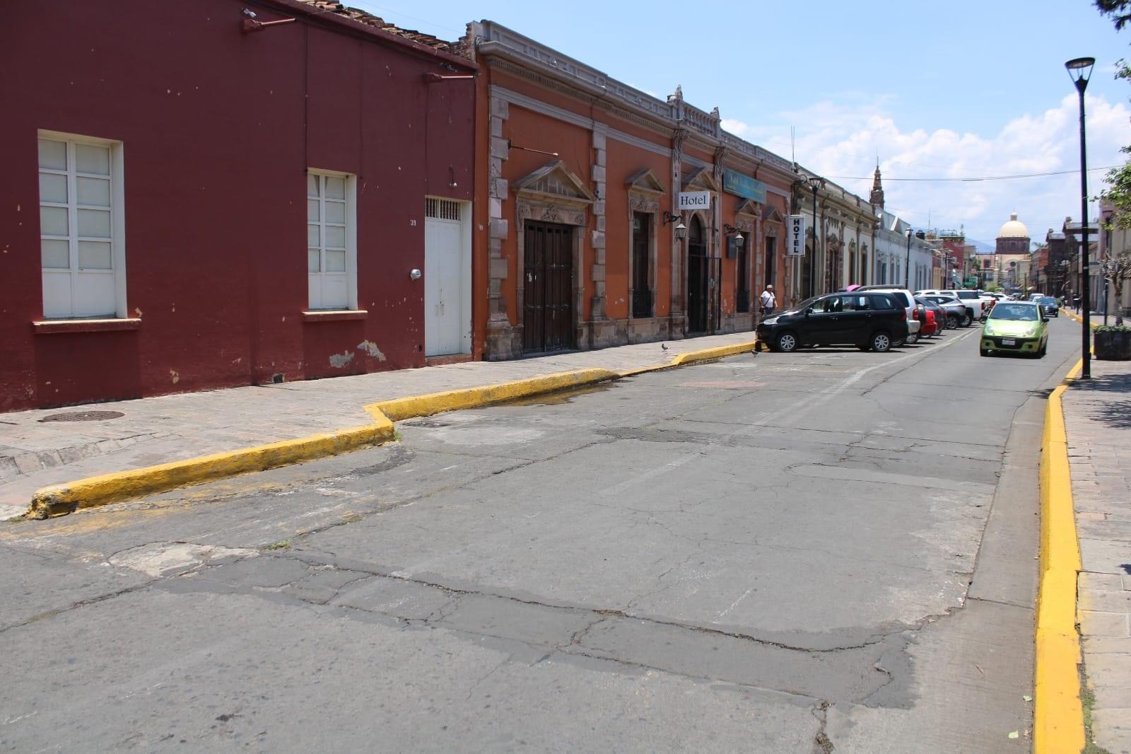 Invitan a respetar el estacionamiento en línea en la calle Hidalgo