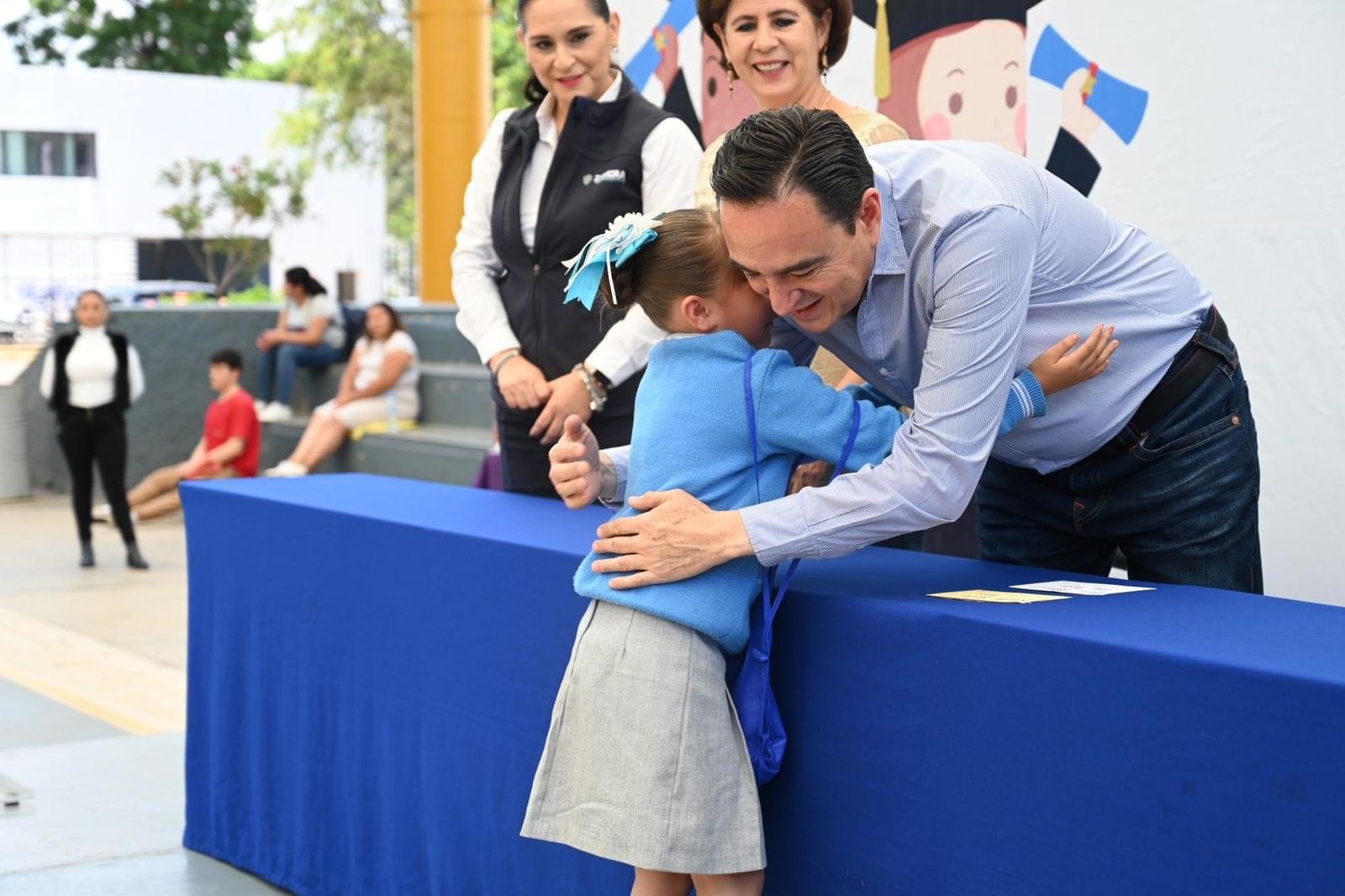 Otorgan primera dotación de Becas Padrino a 100 infantes zamoranos