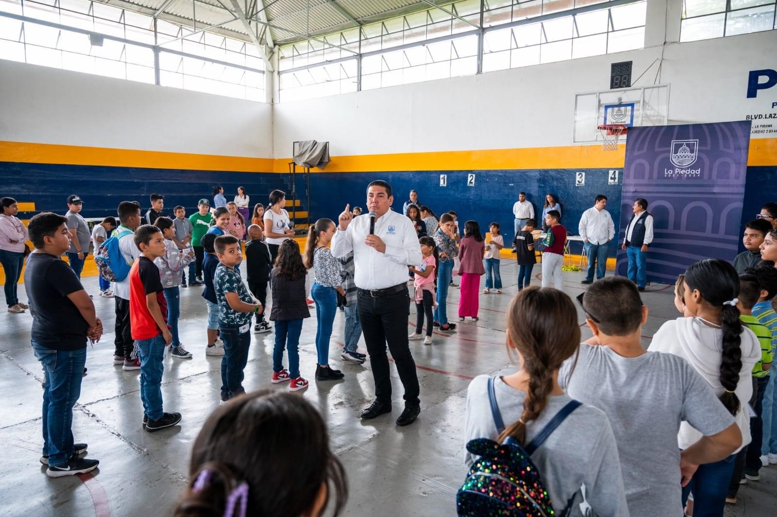 Se entregan las becas municipales del periodo abril, mayo y junio