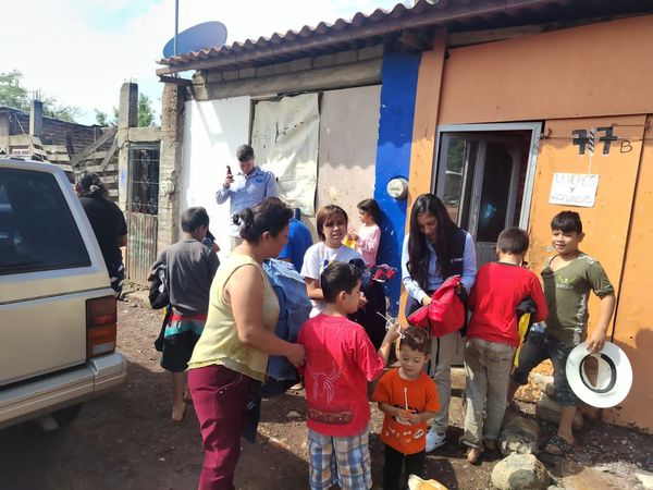 Entregan ropa y juguetes en la Colonia Ferrocarril 4