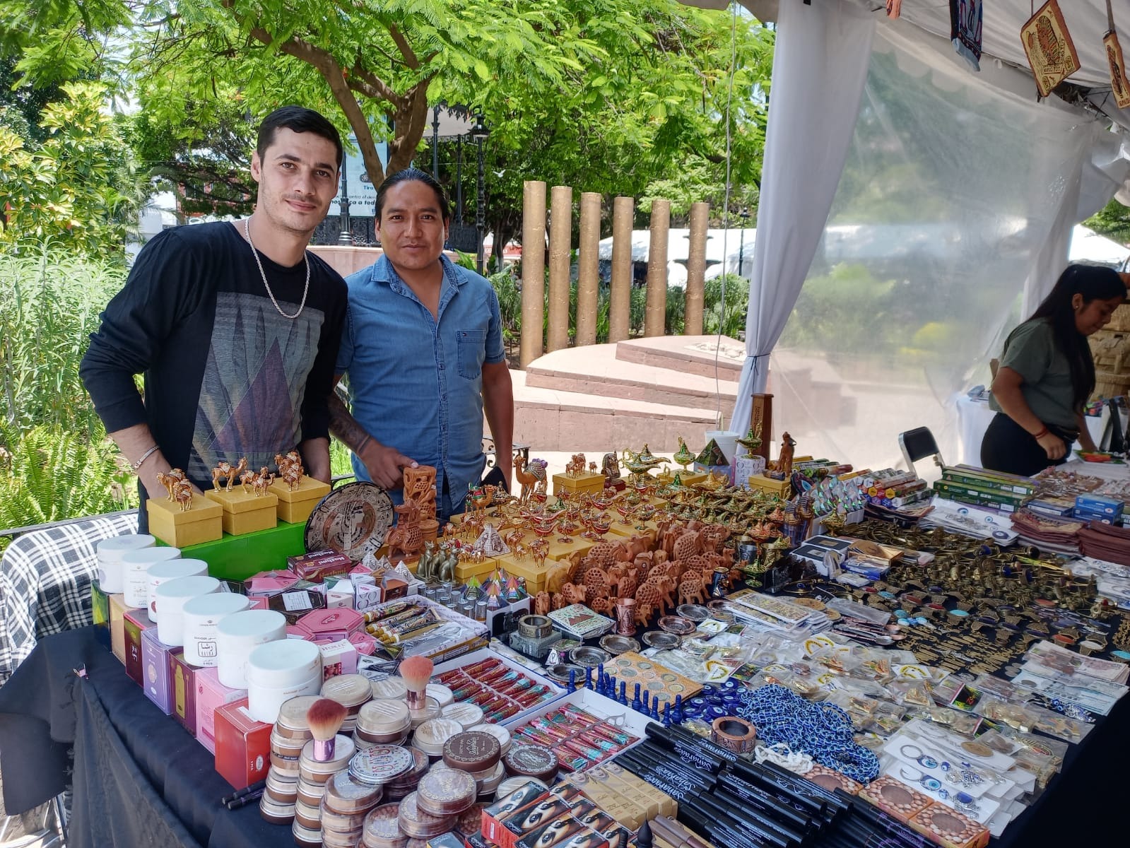 Amplia diversidad de productos artesanales en la plaza principal de Zamora