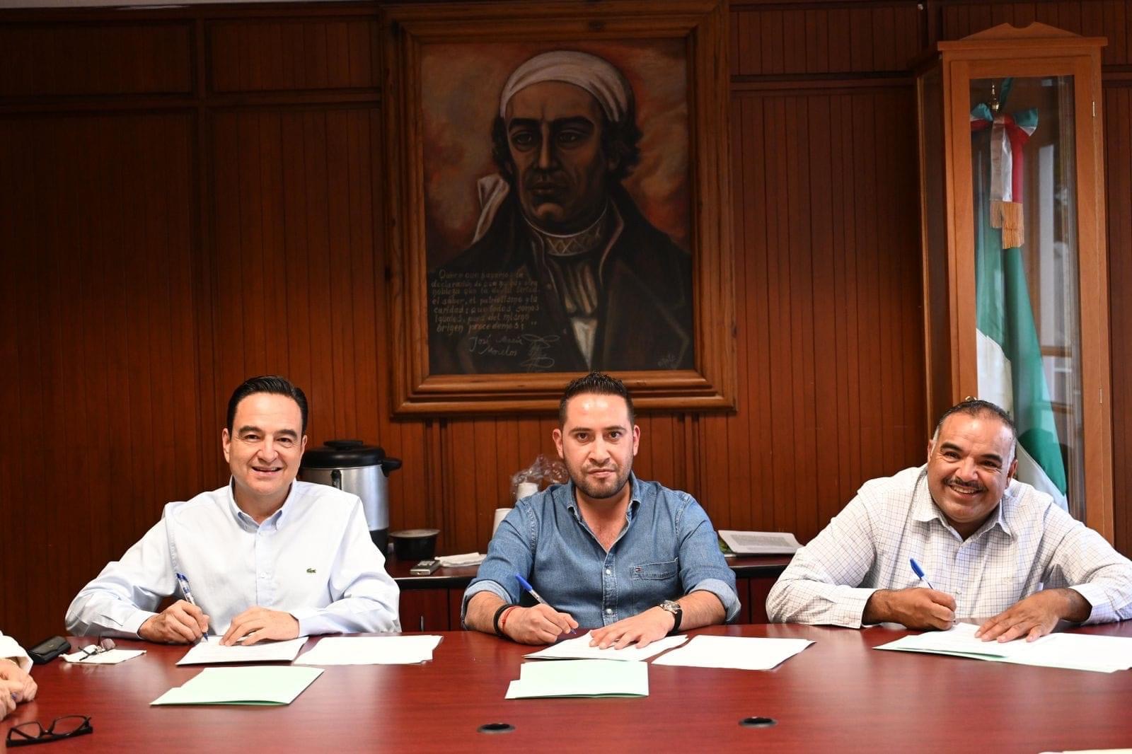 Firma Alcalde Convenio para Remodelación de la Calzada Jacona